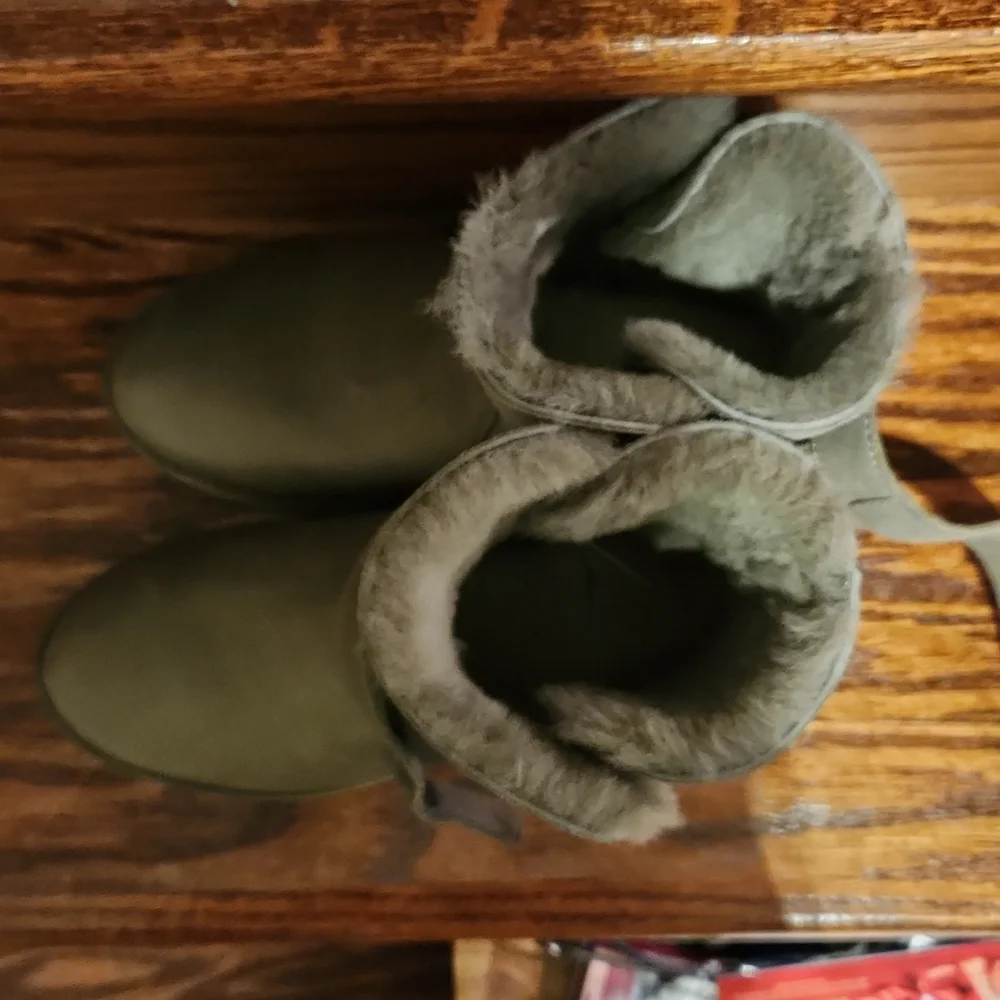 NEW UGG Romely Buckle olive boots size 5